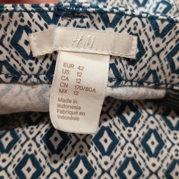 H&M Blue and White Pattern Stretchy Cropped Pants Size 12 - Picture 14 of 14